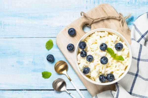 Beyaz tabakta kaymak veya süzme peynir.