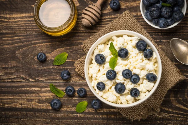 Beyaz tabakta kaymak veya süzme peynir.