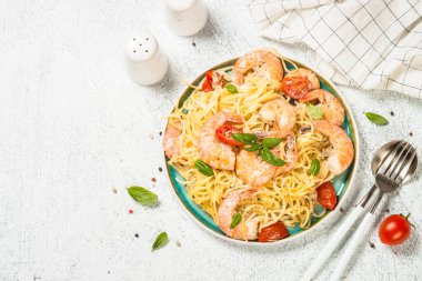 Beyaz masada karidesli makarna..