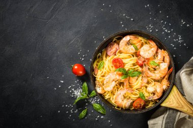 Siyah masadaki karidesli makarna..