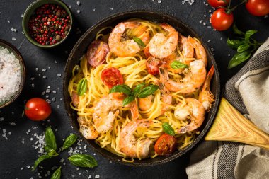 Siyah masadaki karidesli makarna..