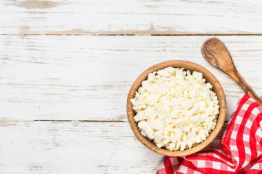 Ahşap masada peynir mi peynir mi?.