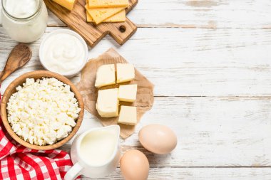 Süt ürünü beyaz ahşap masada.