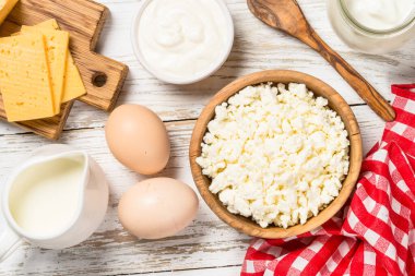 Süt ürünü beyaz ahşap masada.