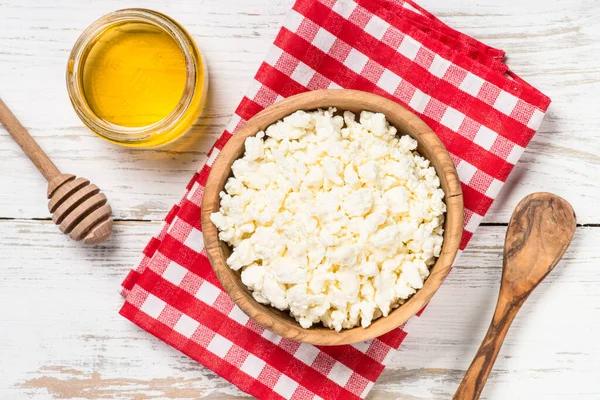 Ahşap masada peynir mi peynir mi?.