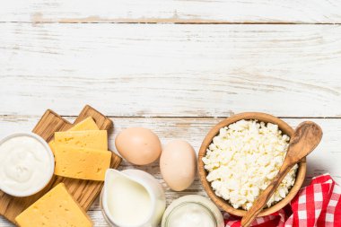 Süt ürünü beyaz ahşap masada.