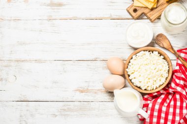 Süt ürünü beyaz ahşap masada.