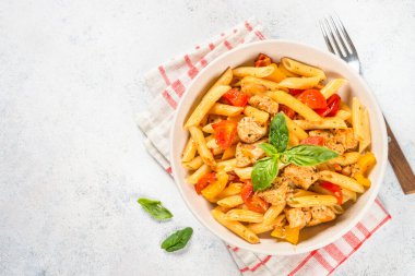 Beyaz masada tavuk ve sebzeli makarna..