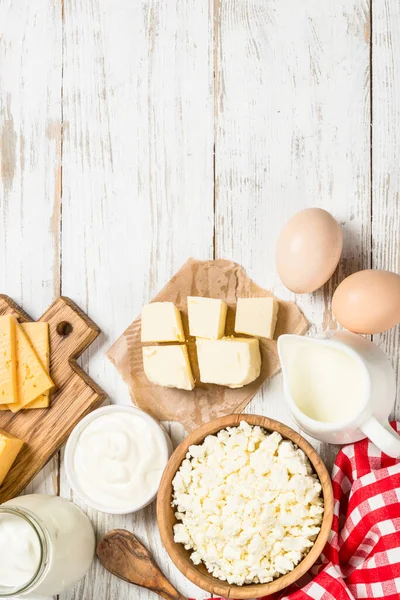 Süt ürünü beyaz ahşap masada.