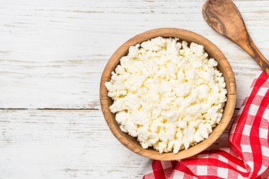 Ahşap masada peynir mi peynir mi?.