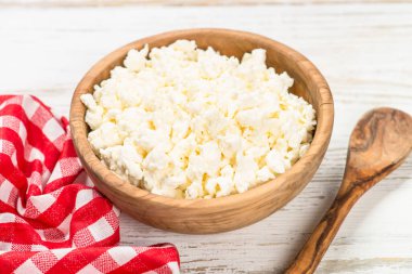 Ahşap masada peynir mi peynir mi?.