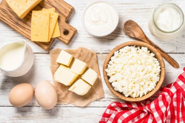 Süt ürünü beyaz ahşap masada.