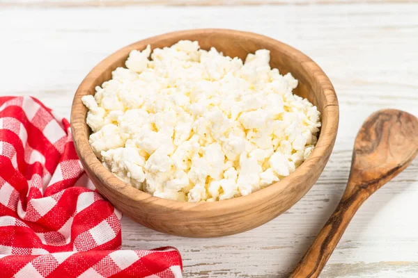 Ahşap masada peynir mi peynir mi?.