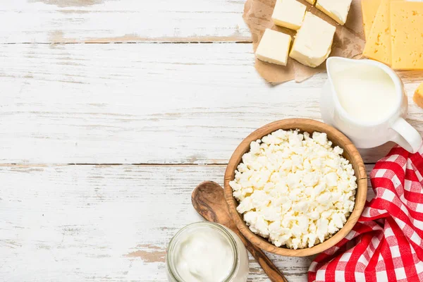 Süt ürünü beyaz ahşap masada.