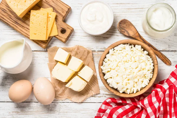 Süt ürünü beyaz ahşap masada.