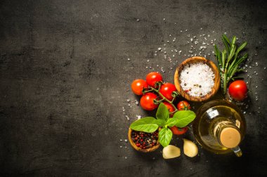 Siyah masada taze bitkiler..