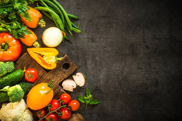 Fondo de alimentos saludables en la mesa negra. — Foto de Stock