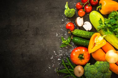 Sağlıklı gıda arka planı siyah masada.