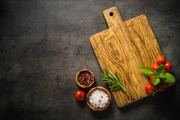 Siyah masada taze bitkiler..