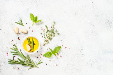 Mutfak masasında bitkiler, baharatlar ve sebzeler..