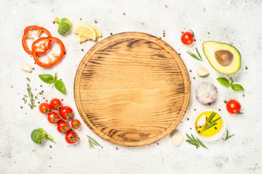 Mutfak masasında bitkiler, baharatlar ve sebzeler..