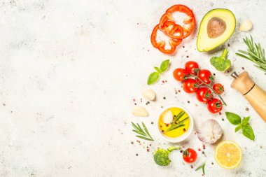 Mutfak masasında bitkiler, baharatlar ve sebzeler..