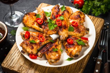 Kızarmış tavuk kanadı..