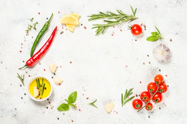 Hierbas, especias y verduras en la mesa de la cocina blanca. — Foto de Stock