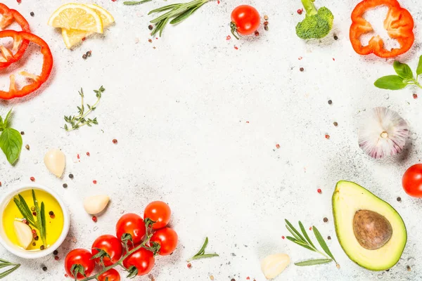 Ervas aromáticas, especiarias e legumes à mesa da cozinha branca. — Fotografia de Stock