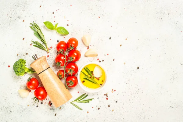 Hierbas, especias y verduras en la mesa de la cocina blanca. — Foto de Stock