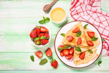 Taze çilek ve ballı krep..