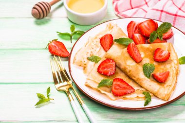 Taze çilek ve ballı krep..