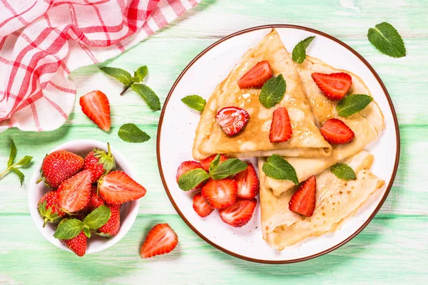 Taze çilek ve ballı krep..