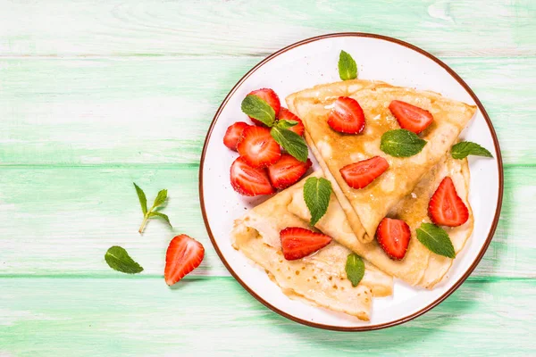 Taze çilek ve ballı krep..