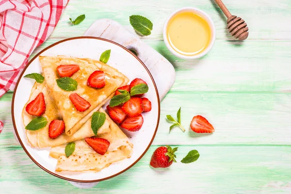 Crepes con arándanos frescos y miel. — Foto de Stock