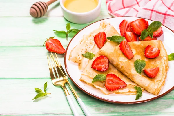 Taze çilek ve ballı krep..