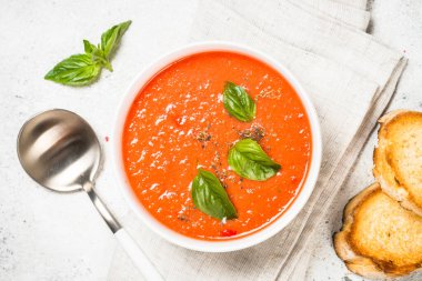 Beyaz masada domates çorbası.