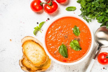 Beyaz masada domates çorbası.
