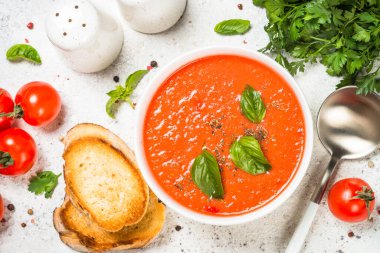 Beyaz masada domates çorbası.