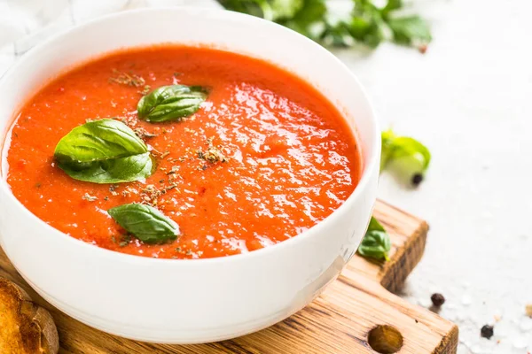 Tomatensuppe am weißen Tisch. — Stockfoto