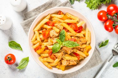 Beyaz masada tavuk ve sebzeli makarna..