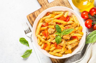 Beyaz masada tavuk ve sebzeli makarna..