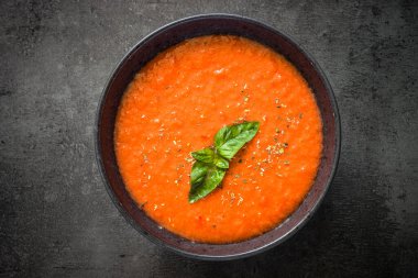 Siyah masada domates çorbası..