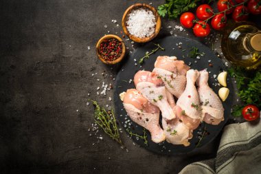 Tavuk budu ve yemek malzemeleri..