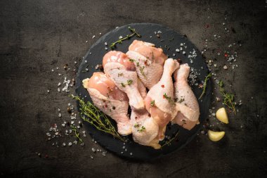 Siyah otlu tavuk budu..