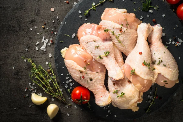 Tavuk budu ve yemek malzemeleri..