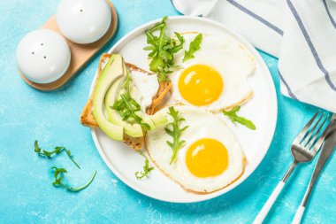 Yumurta, tost ve salatalı sağlıklı kahvaltı..