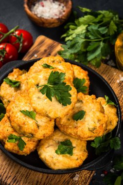 Koyu masada tavuk pirzolası.