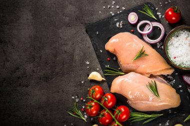 Siyah masada baharatlı tavuk filetosu..