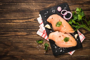 Tahta masada baharatlı tavuk filetosu..